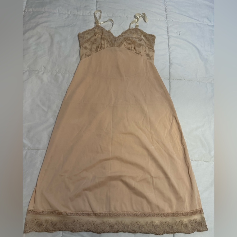 Chic Lace Trim Chemise in Cream